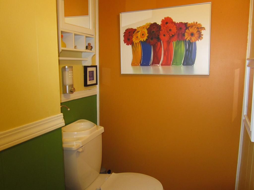 Beez Kneez Bakpakers Hostel Whitehorse Room photo