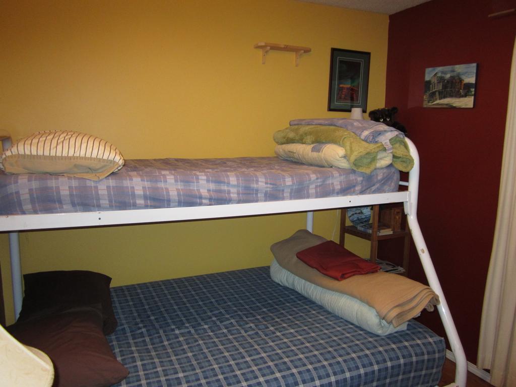 Beez Kneez Bakpakers Hostel Whitehorse Room photo