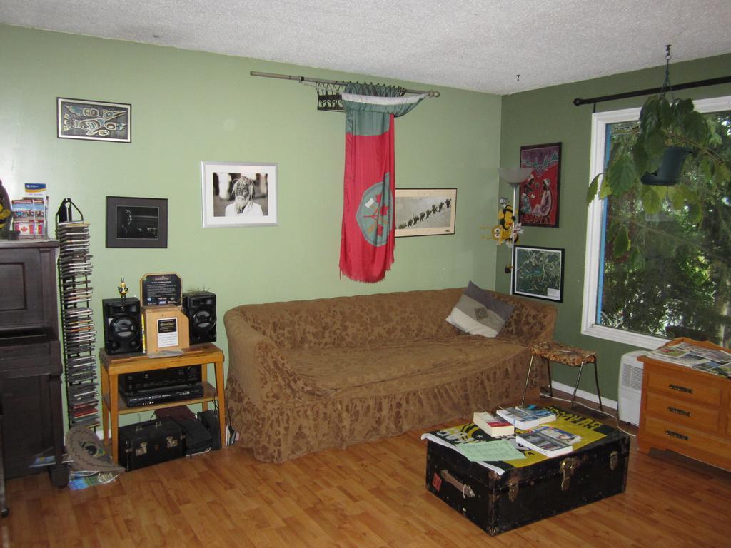 Beez Kneez Bakpakers Hostel Whitehorse Exterior photo