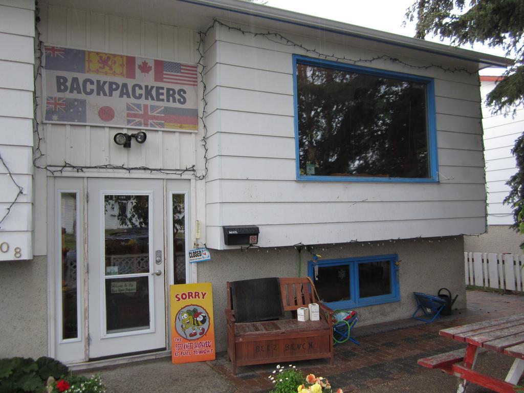 Beez Kneez Bakpakers Hostel Whitehorse Exterior photo